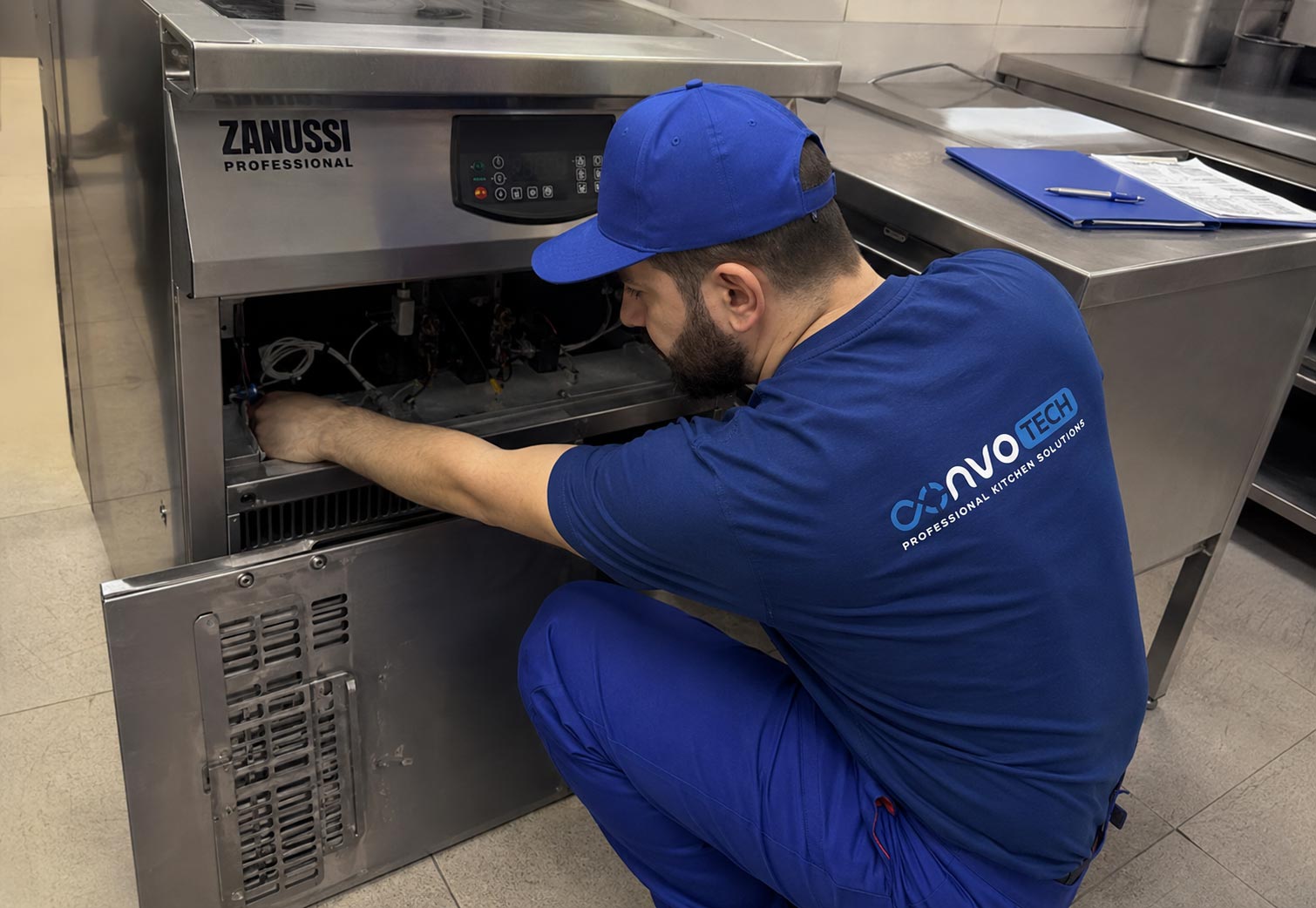 Техник на Convotech обслужва оборудване Zanussi Professional - сервиз Варна